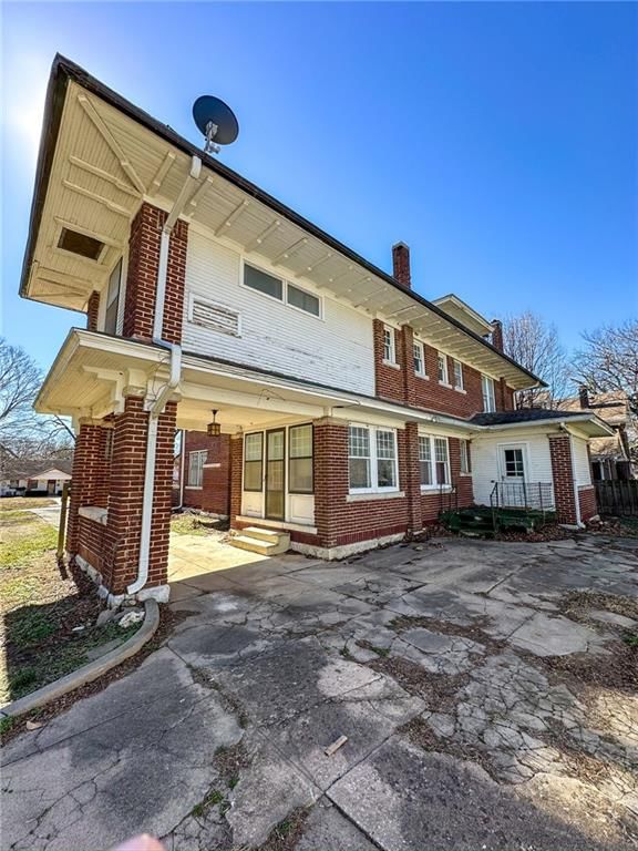 318 E Locust Street — photo 36