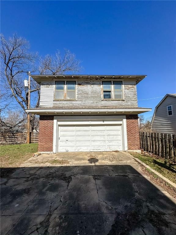 318 E Locust Street — photo 37