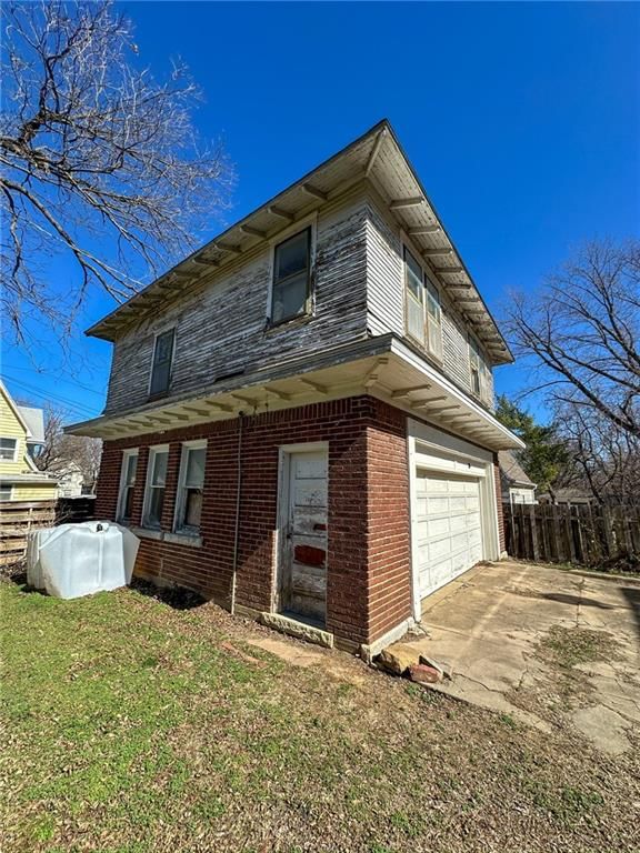 318 E Locust Street — photo 40