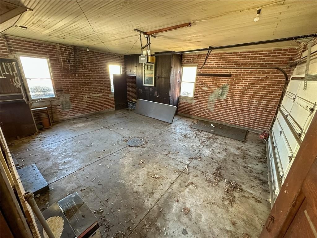 318 E Locust Street — photo 41