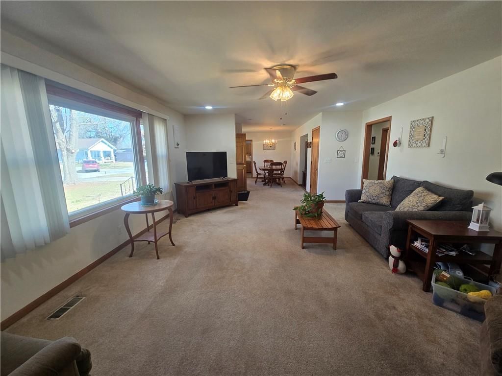 100 E Buford Street — photo 4