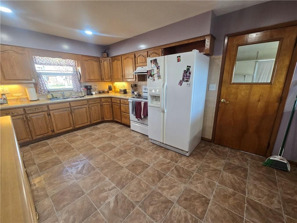 100 E Buford Street — photo 23