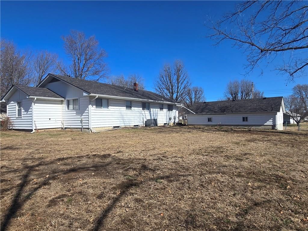 100 E Buford Street — photo 43