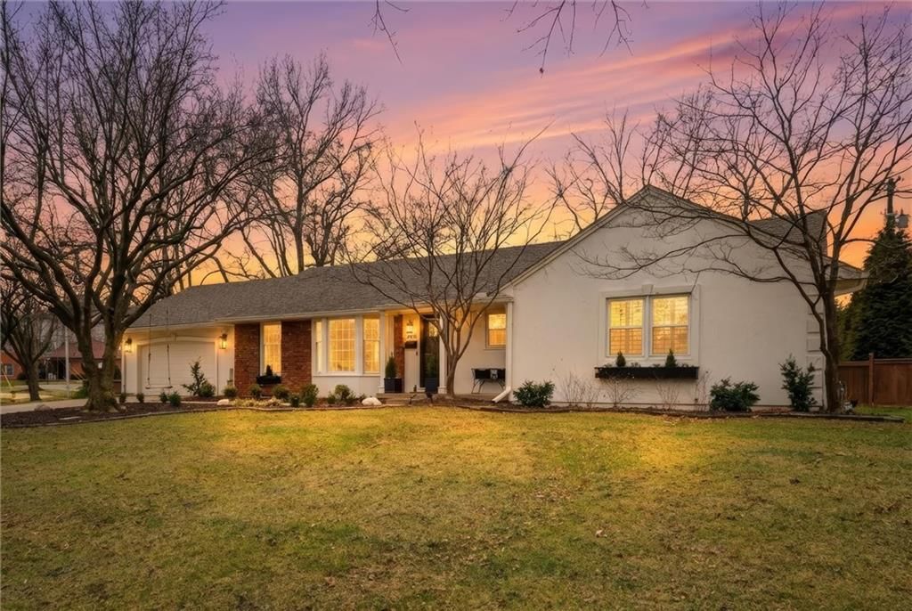 9428 Wenonga Road, Leawood, KS