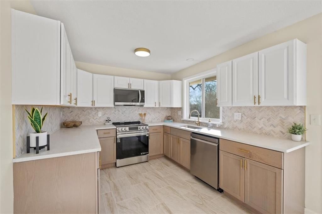 9400 MANCHESTER Avenue — photo 4