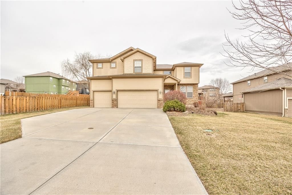 898 Clearview Drive, Lansing, KS