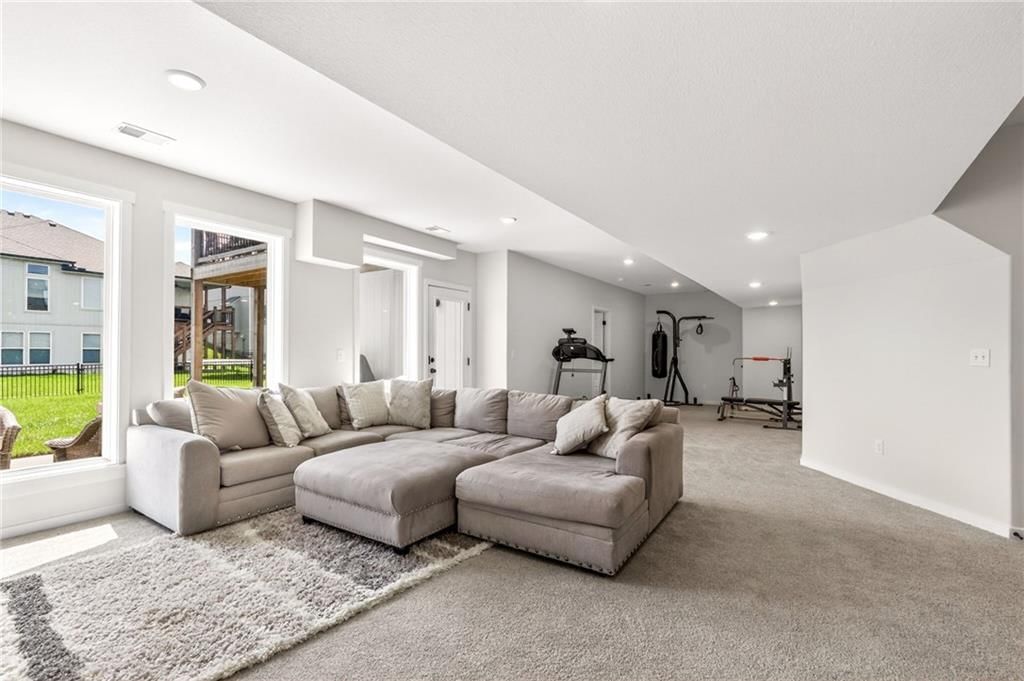 7643 N Sycamore Avenue — photo 47