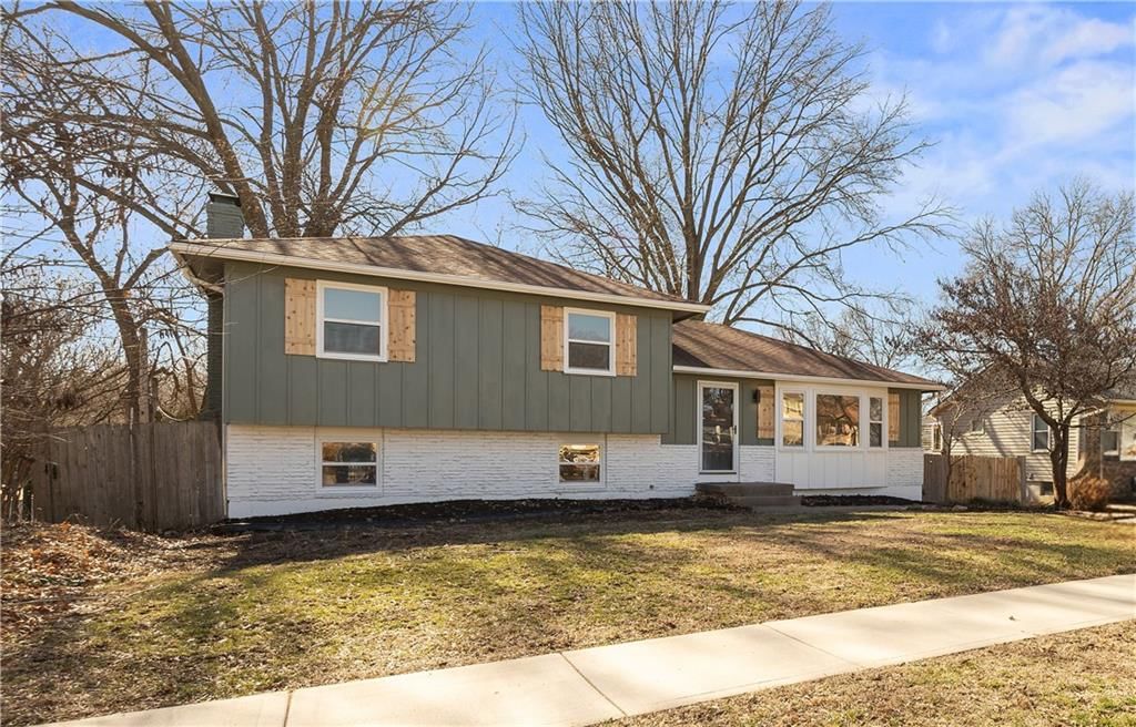 9211 W 76th Street, Overland Park, KS