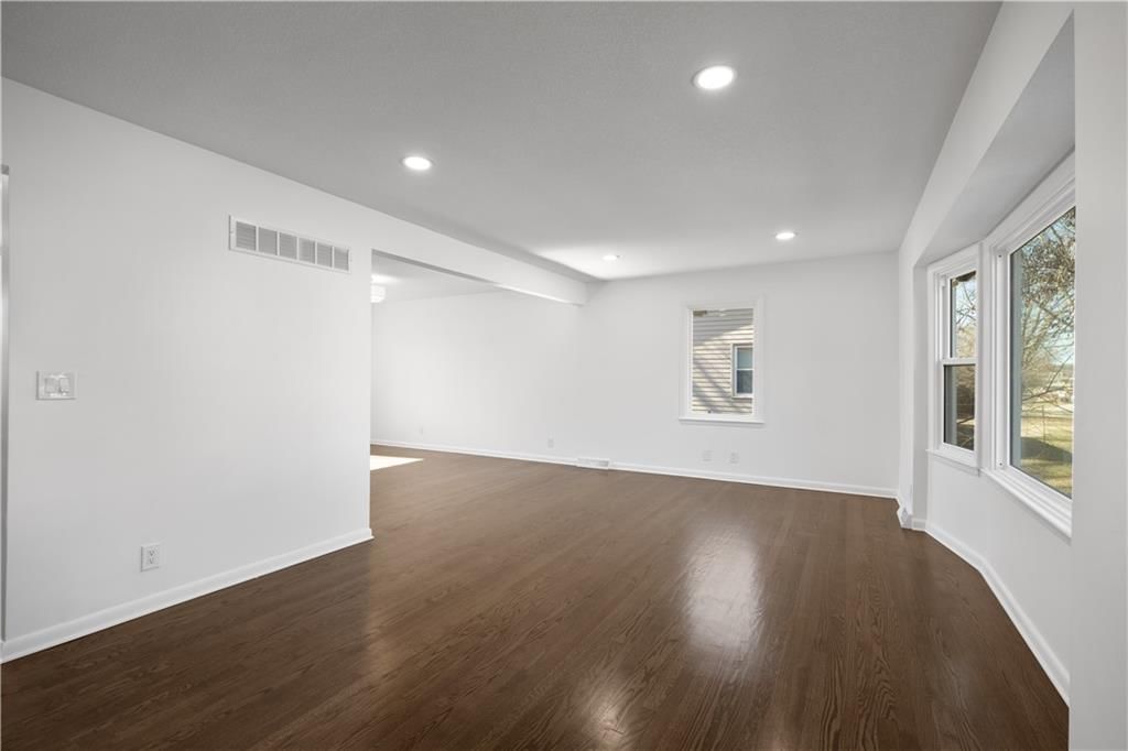9211 W 76th Street — photo 4