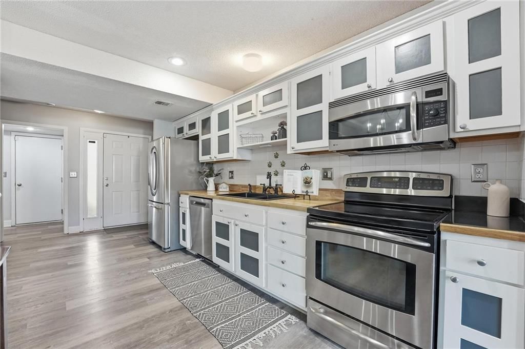 8021 N Elmwood Avenue — photo 11