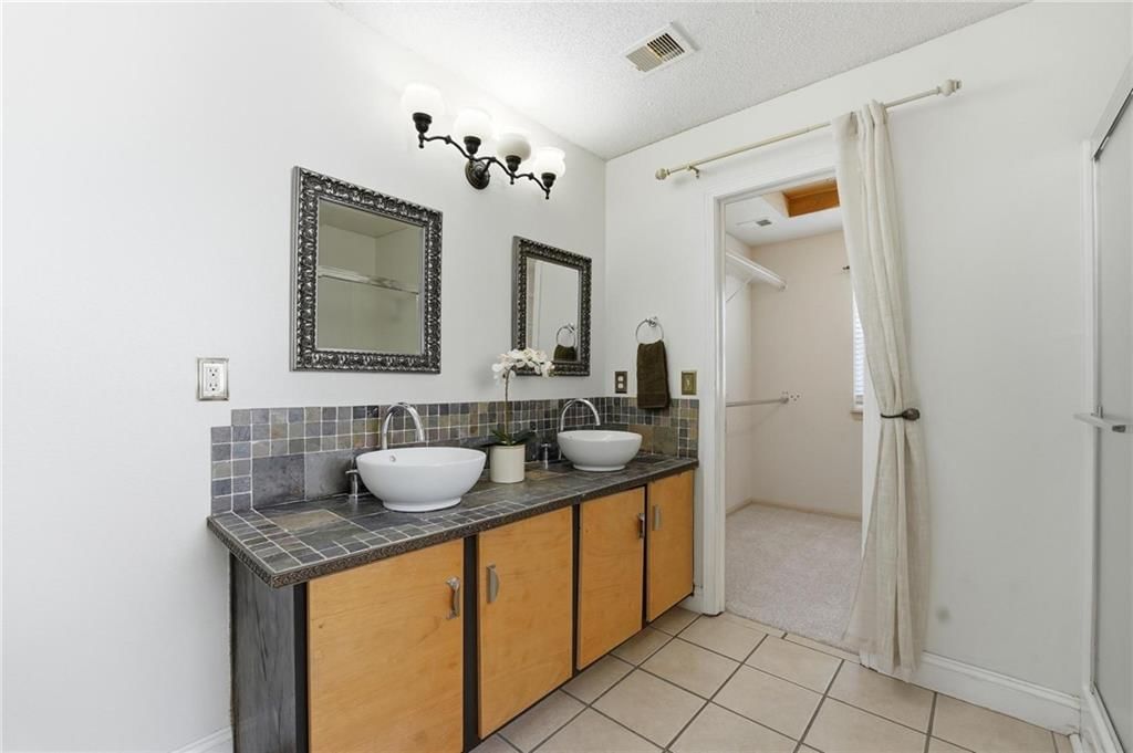 8021 N Elmwood Avenue — photo 21
