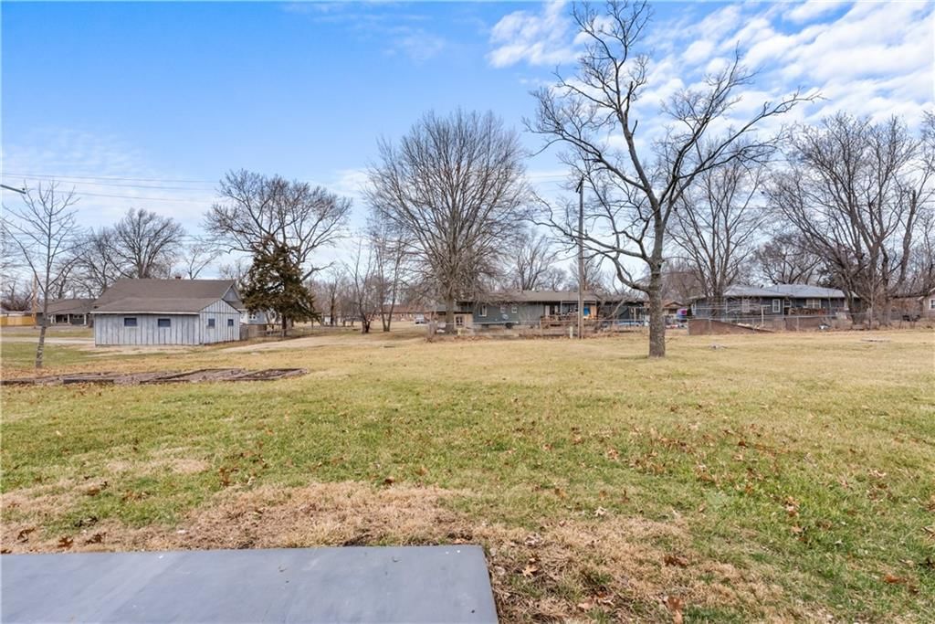 307 E Hickory Street — photo 31