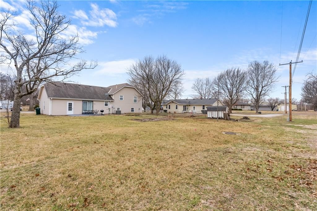 307 E Hickory Street — photo 33