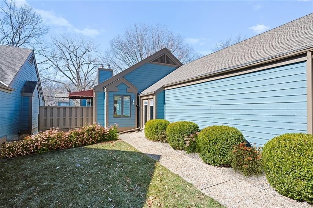 330 Lakeside Drive — photo 3