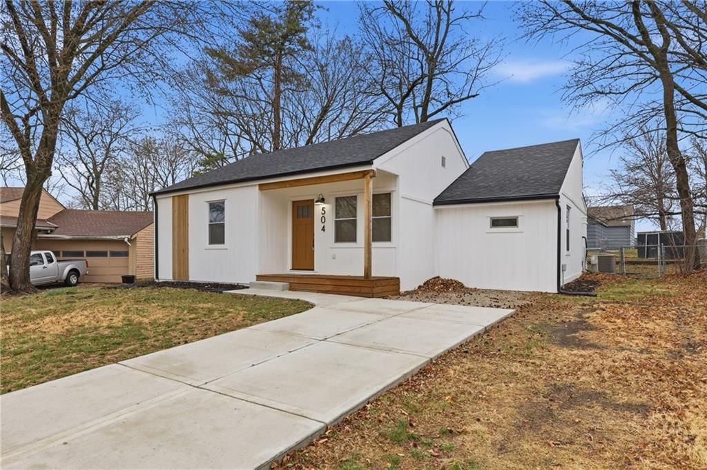 504 NW Holly Lane — photo 3