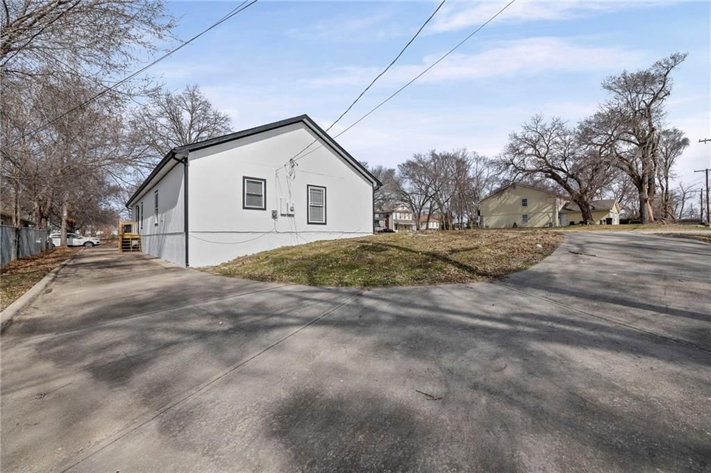 301 Ottawa Street — photo 33