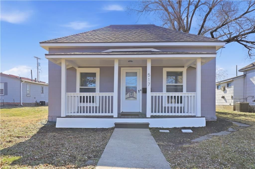 Photo 1 of 16 - 517 Parker Avenue, Osawatomie, KS 66064
