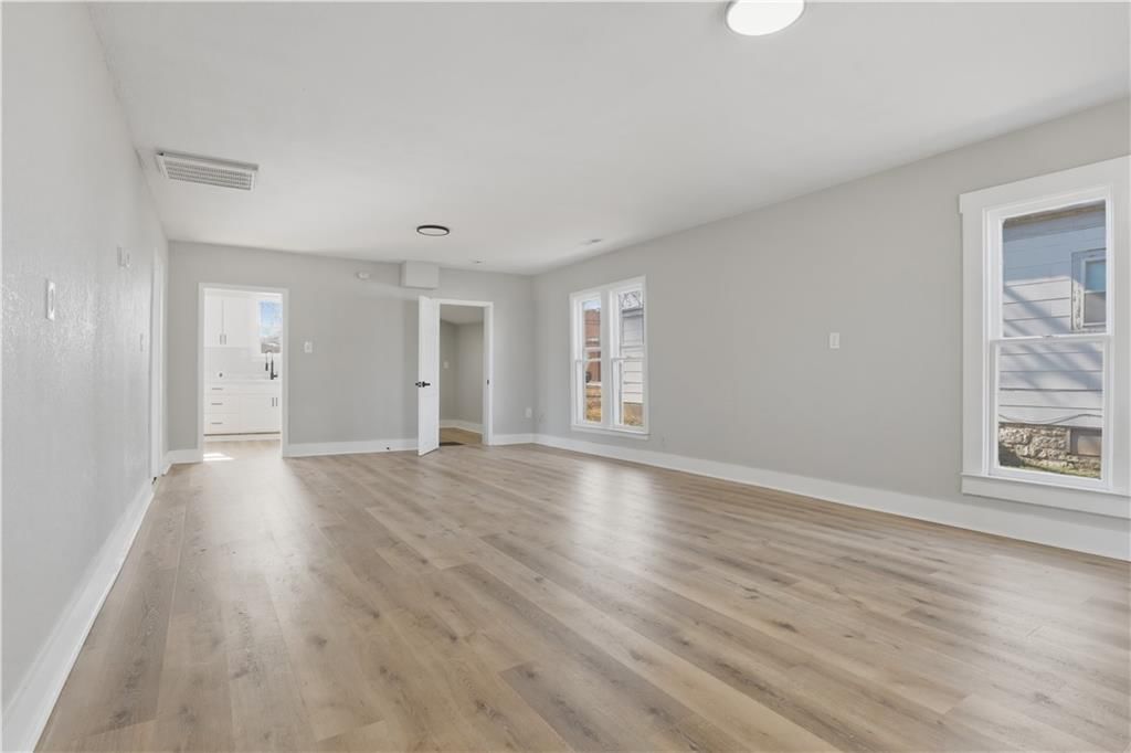 Photo 4 of 16 - 517 Parker Avenue, Osawatomie, KS 66064