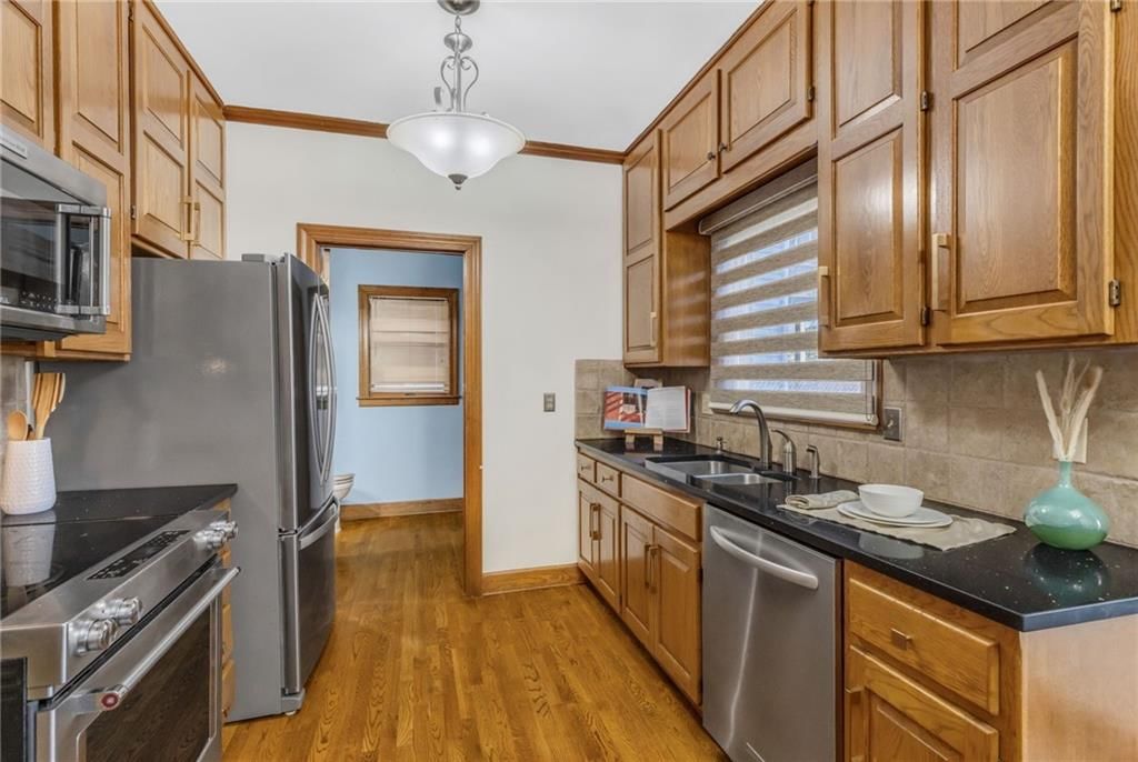 240 E 30th Street — photo 12