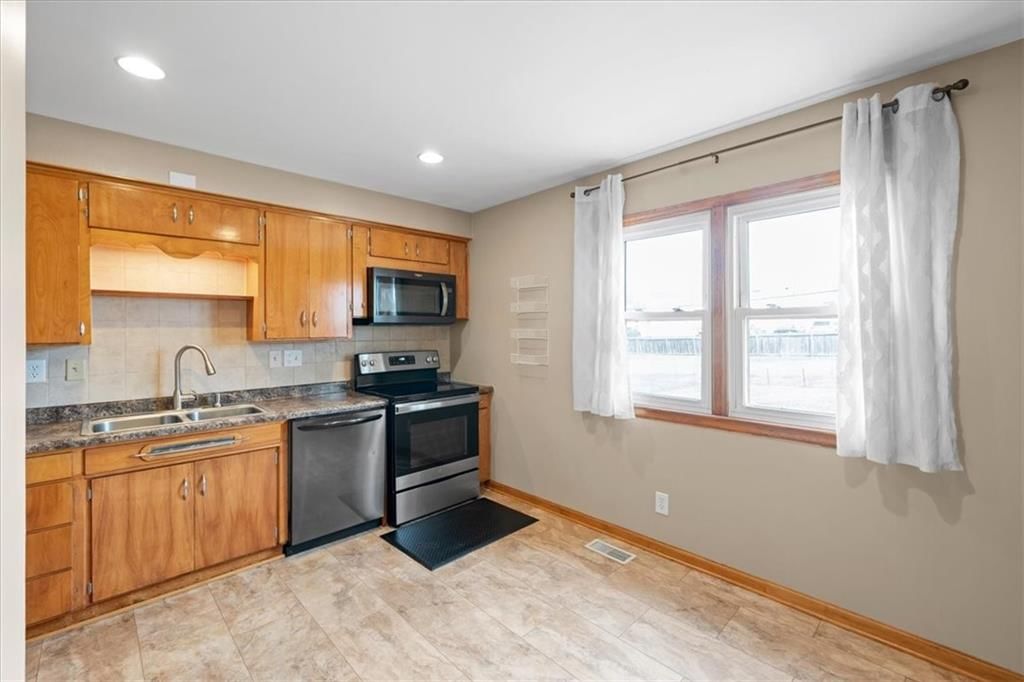 2408 NE 60th Street — photo 15
