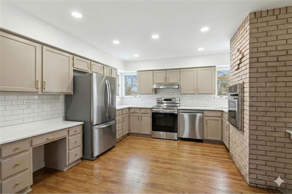 606 E 105th Terrace — photo 9
