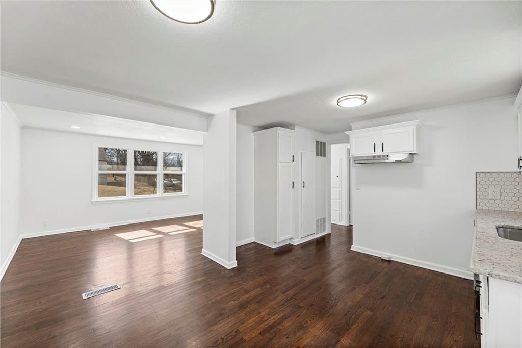 7718 Longwood Avenue — photo 3