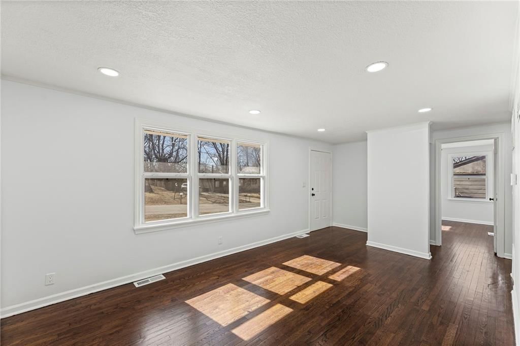 7718 Longwood Avenue — photo 4