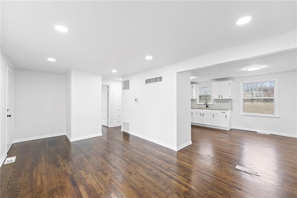 7718 Longwood Avenue — photo 5