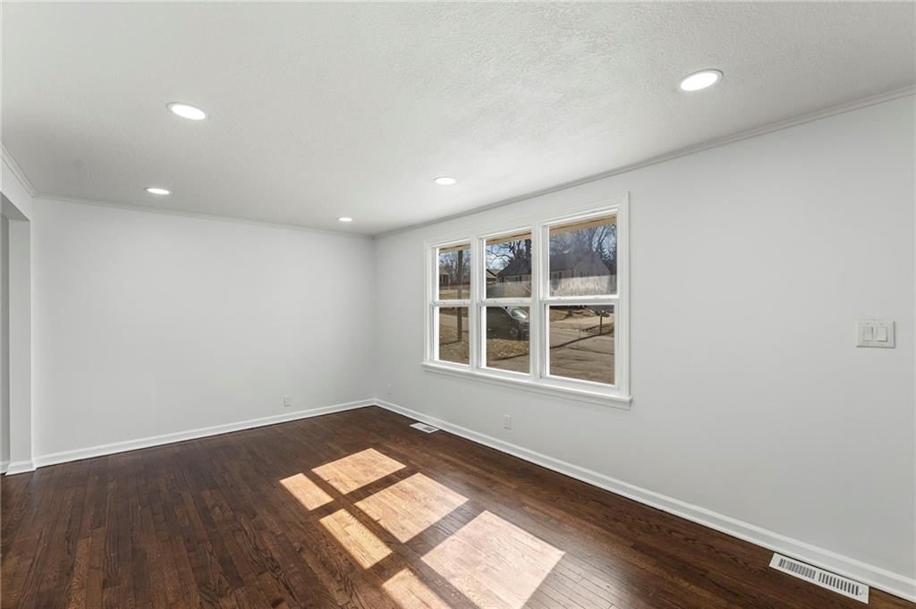 7718 Longwood Avenue — photo 7