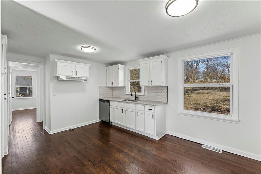 7718 Longwood Avenue — photo 9