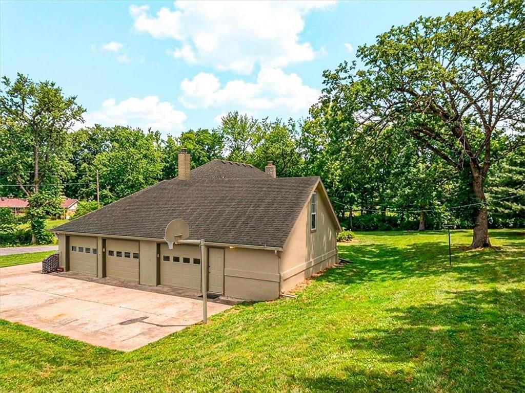 900 NE Barnes Avenue, Kansas City, MO