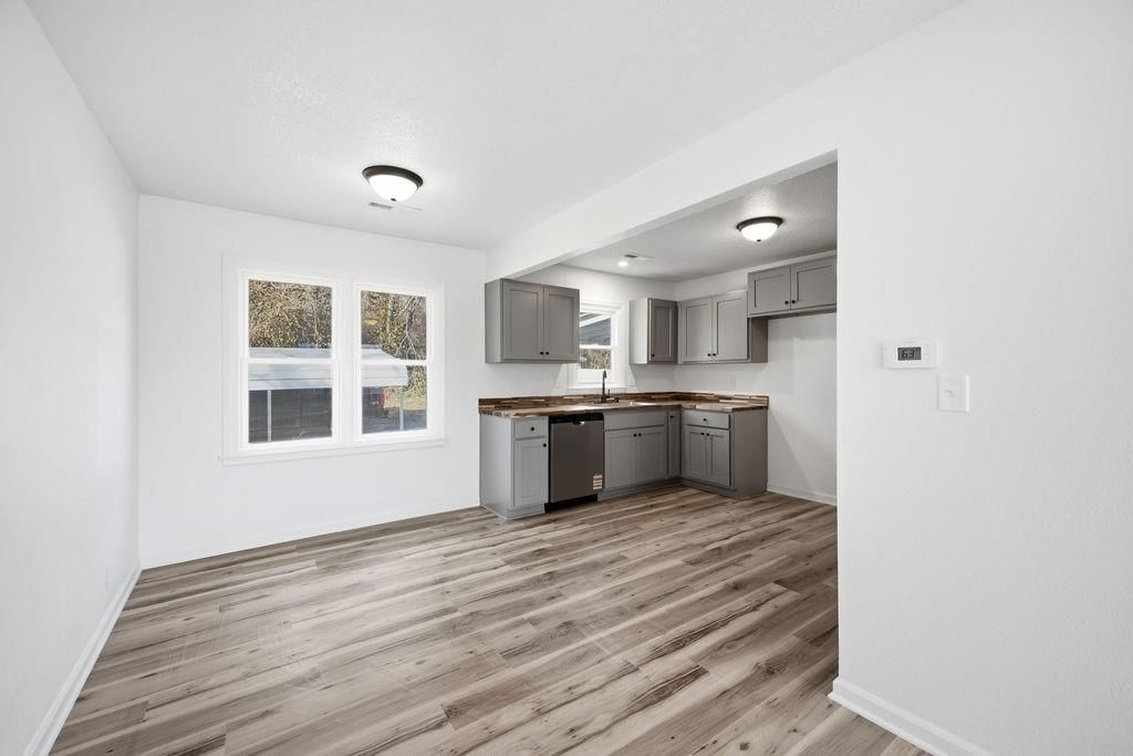 2601 Commercial Street — photo 9