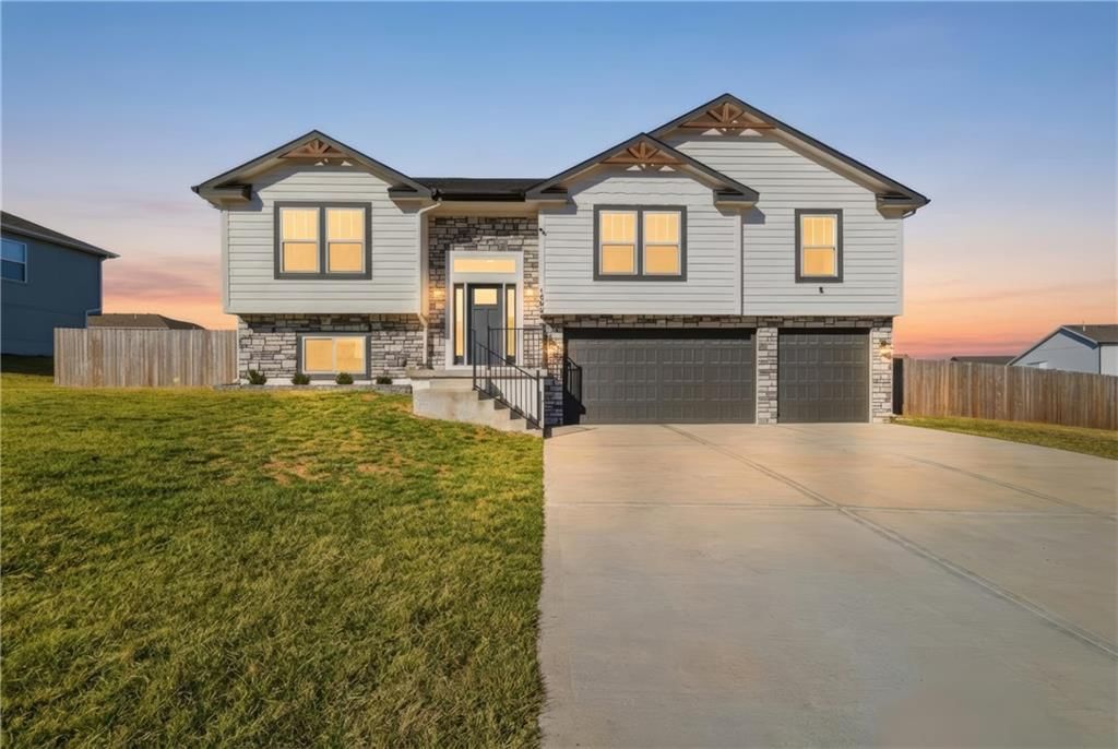 1002 NW 3rd Street, Oak Grove, MO