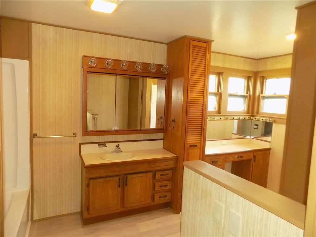 101 W Walnut Street — photo 14