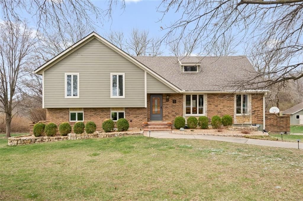 8920 Lochkirk Drive, Lee's Summit, MO