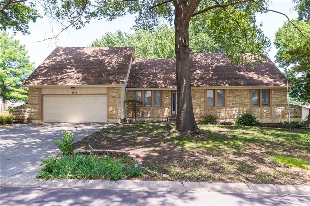 1912 NW Manor Drive, Blue Springs, MO