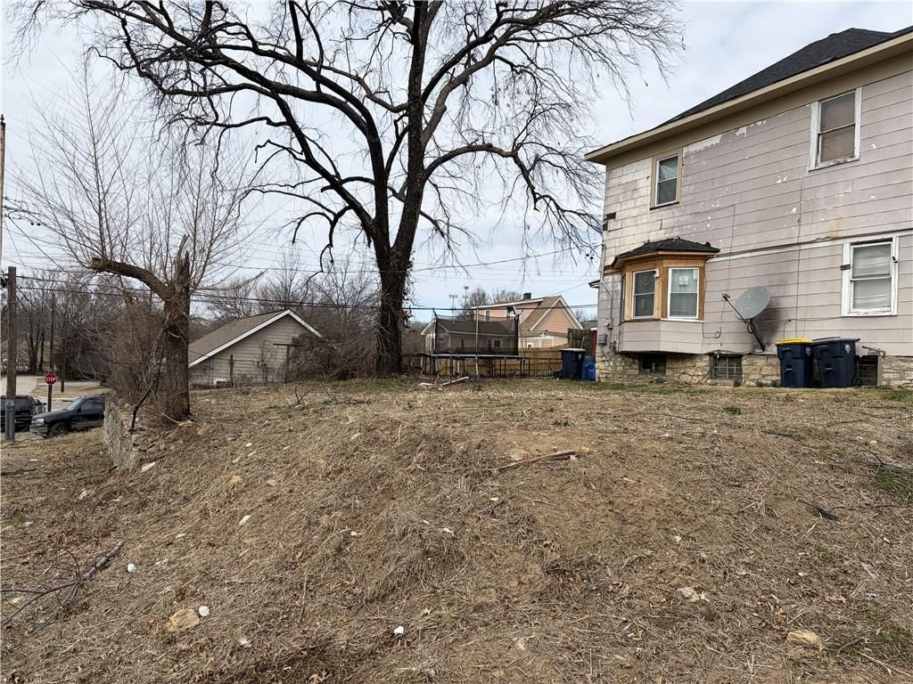 2744 Spruce Avenue — photo 3