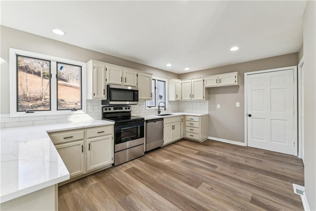 1605 Westwood Drive — photo 9
