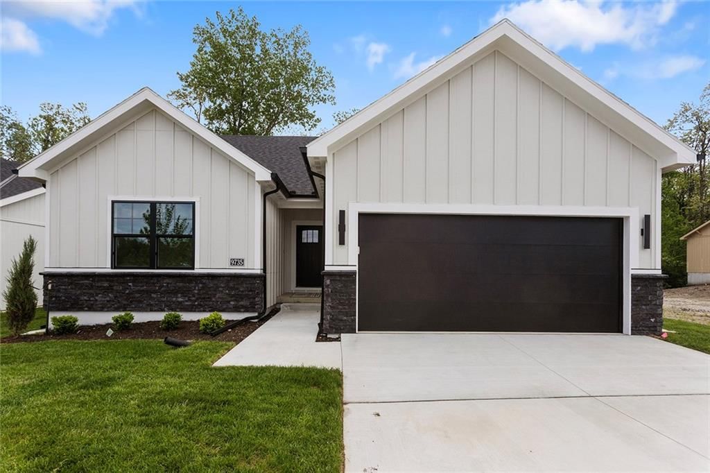 9735 N Lucerne Avenue — photo 1