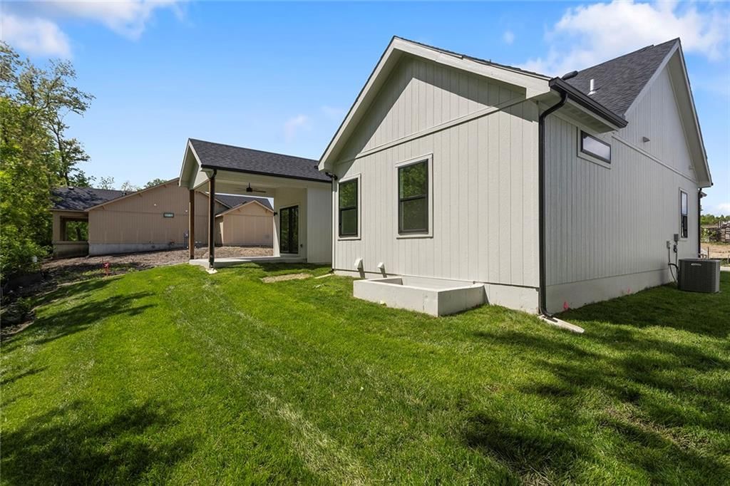 9735 N Lucerne Avenue — photo 28