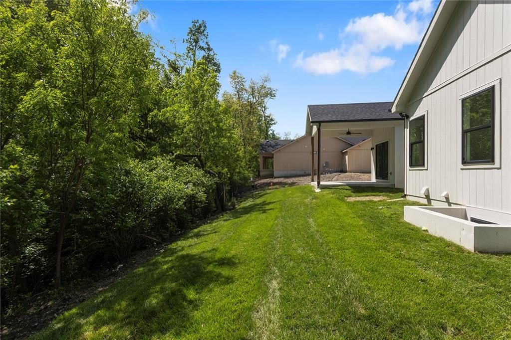9735 N Lucerne Avenue — photo 29