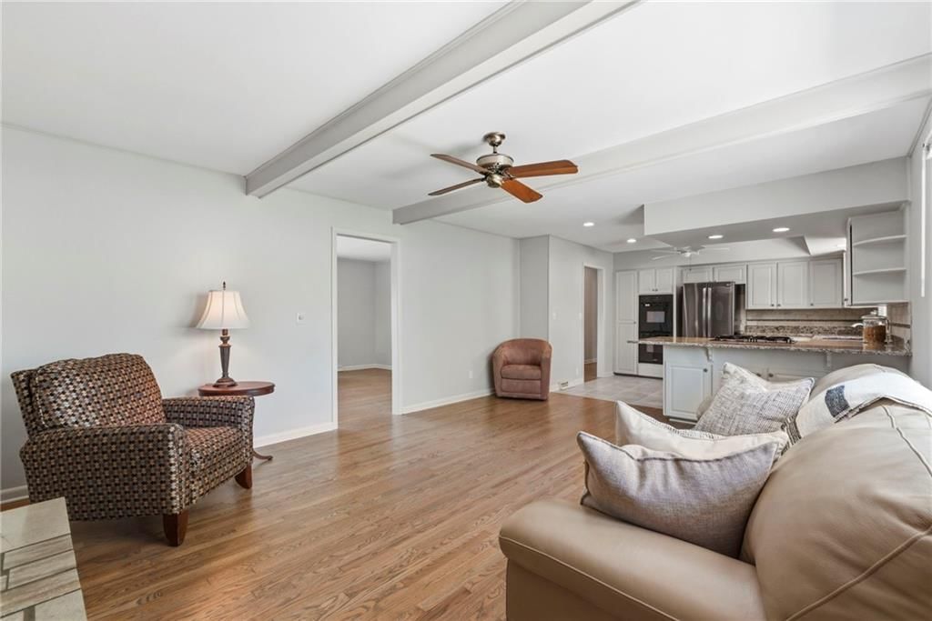 912 W 100th Terrace — photo 8