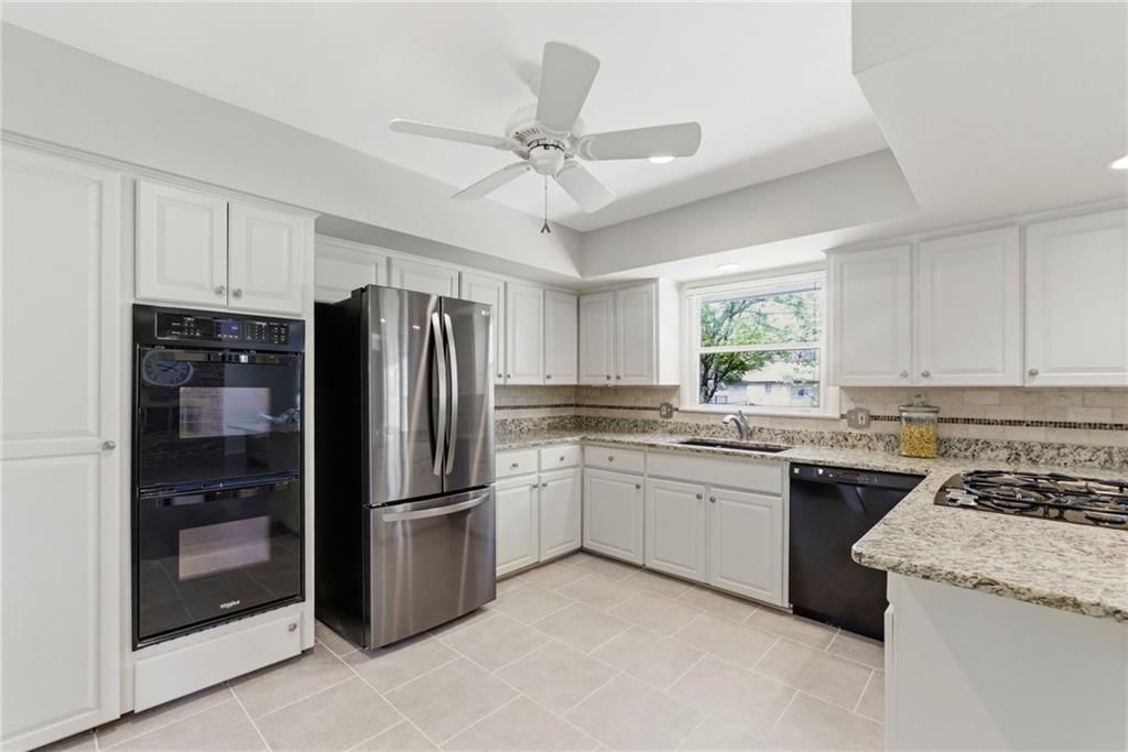 912 W 100th Terrace — photo 11