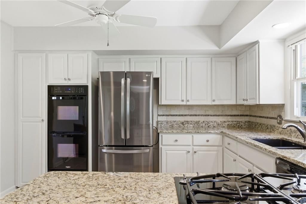 912 W 100th Terrace — photo 12