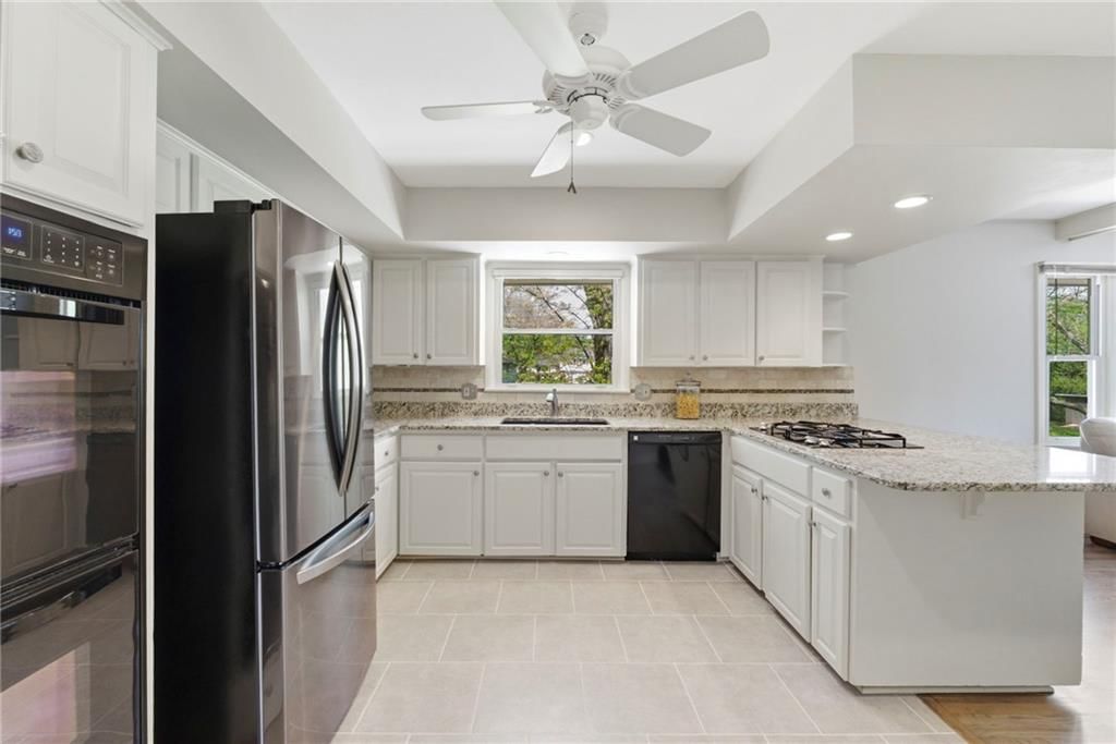 912 W 100th Terrace — photo 15