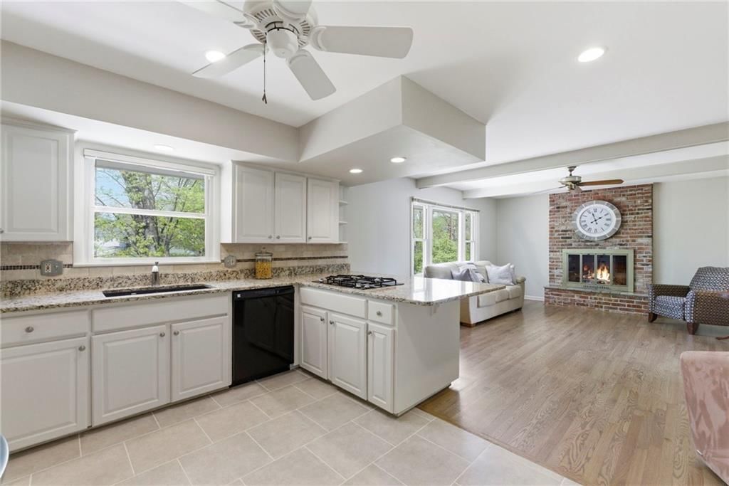 912 W 100th Terrace — photo 16