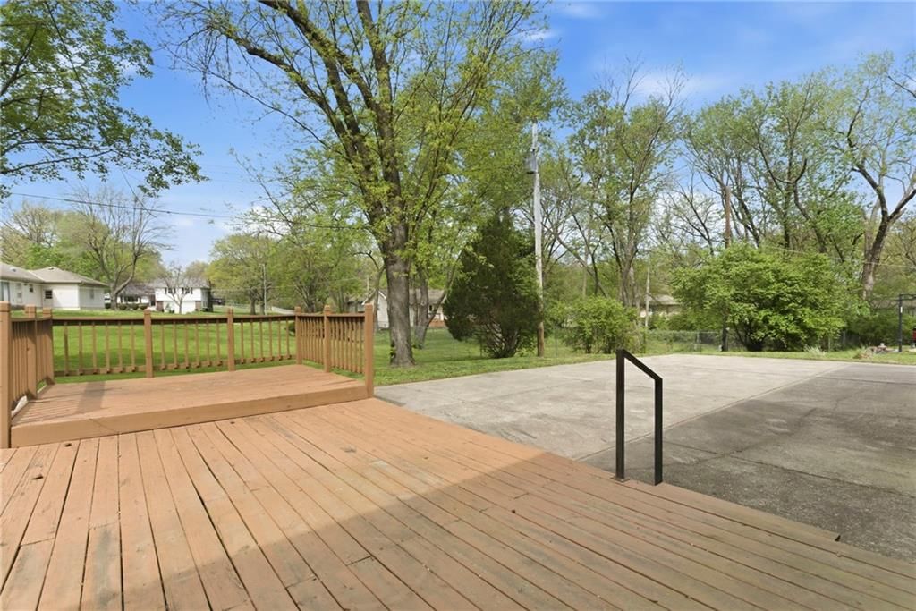 912 W 100th Terrace — photo 34
