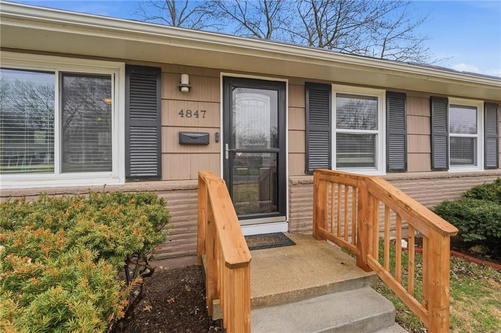 4847 NE Chouteau Drive — photo 3