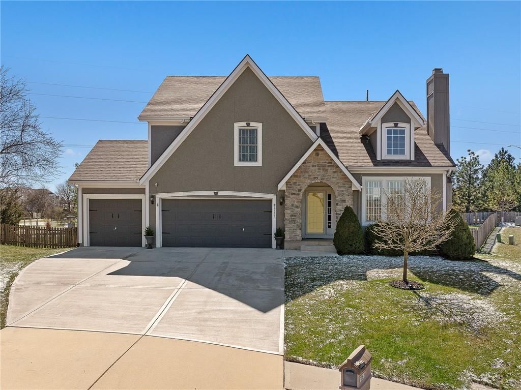 12670 S Hedge Court, Olathe, KS