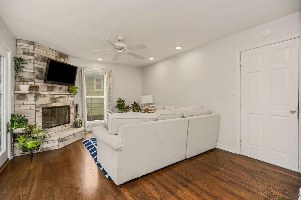 9804 HOLLY Street — photo 14